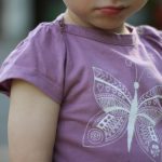 Kinderbodys und -Shirts